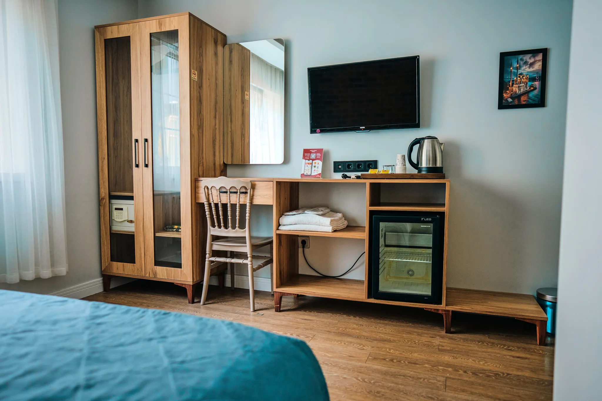 Standart odada çalışma masası ve sandalye