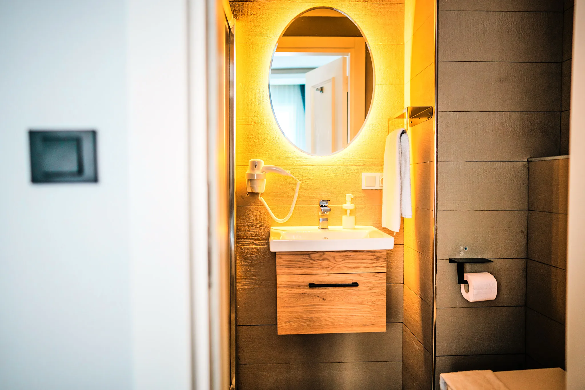 Standart odada sade oturma köşesi