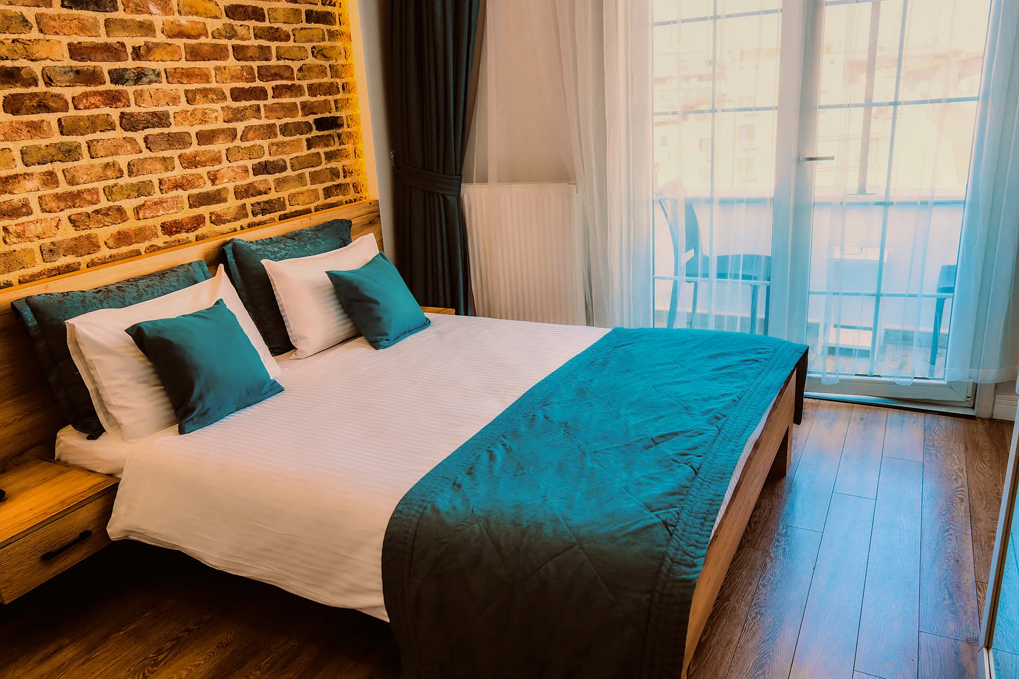 Standart odada geniş çift kişilik yatak