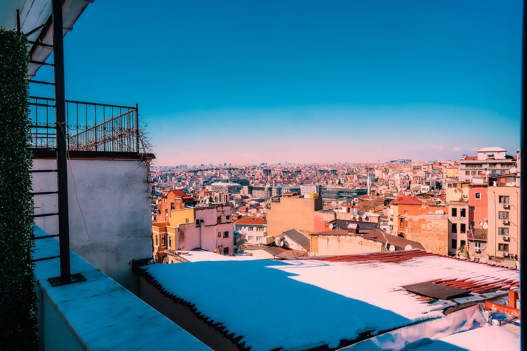 Standart odada çalışma masası ve sandalye