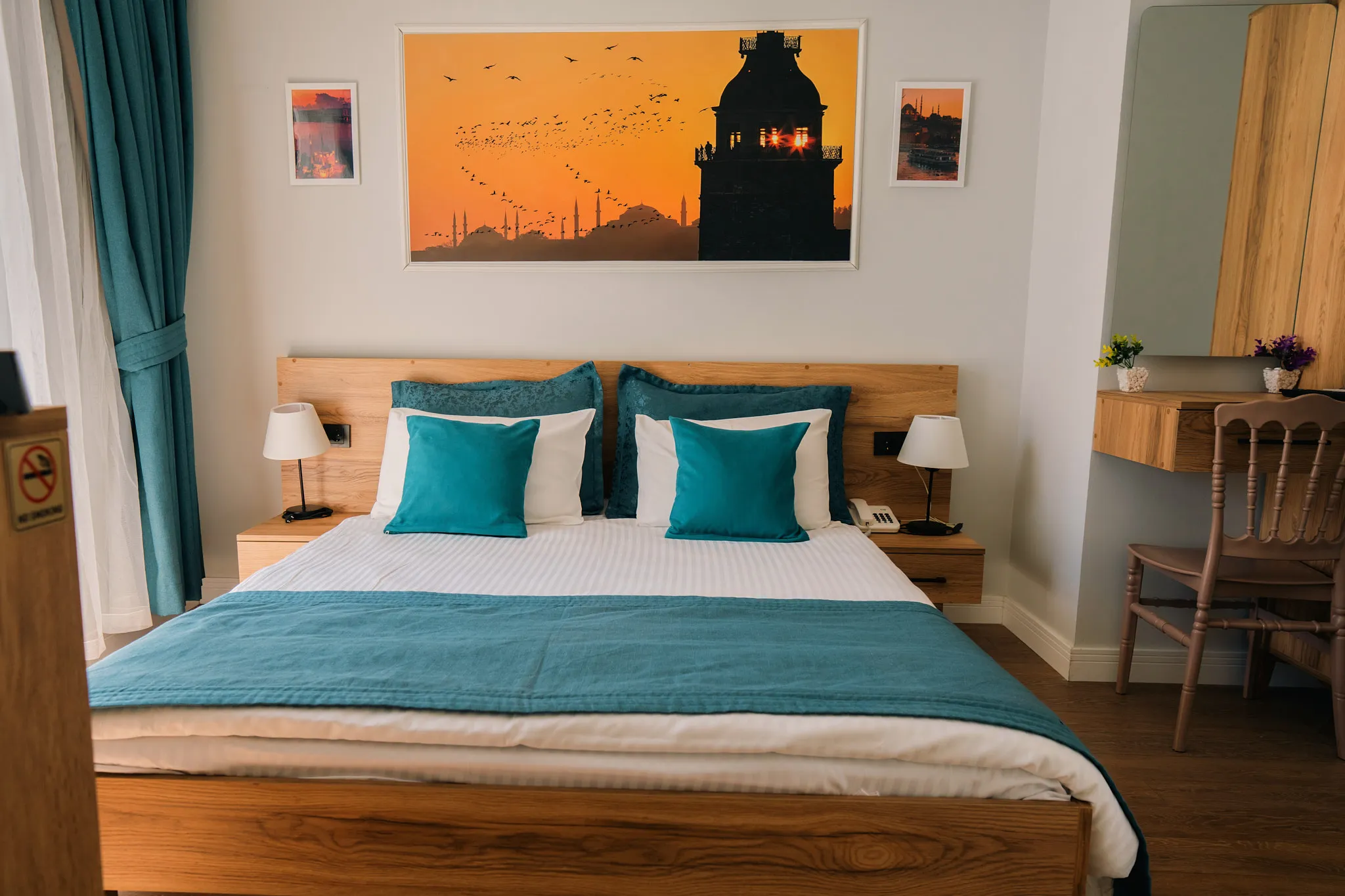 Lüks odada king-size yatak