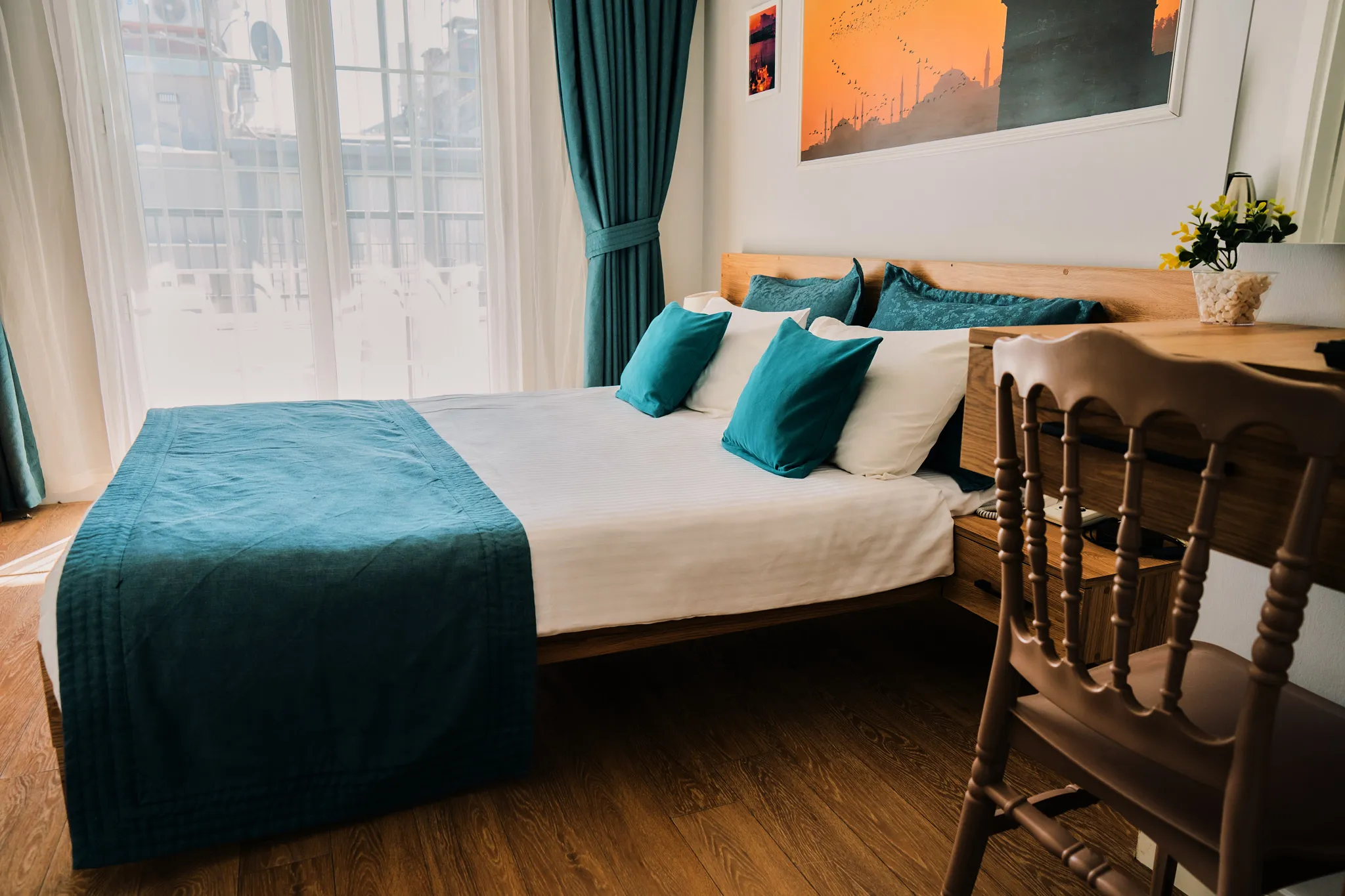 Oturma alanında turkuaz detaylar