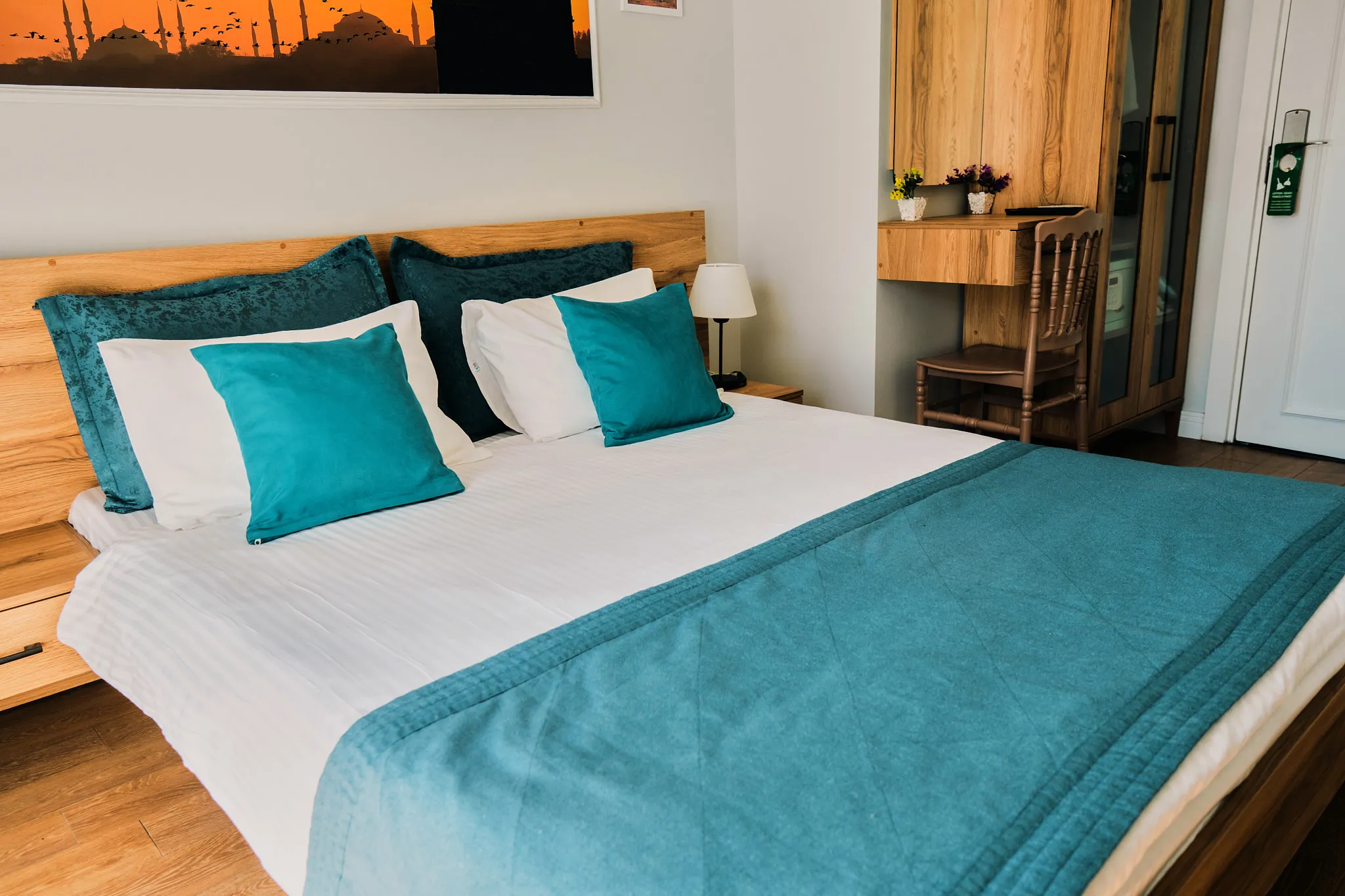 Doğal ahşap headboard ve tablo