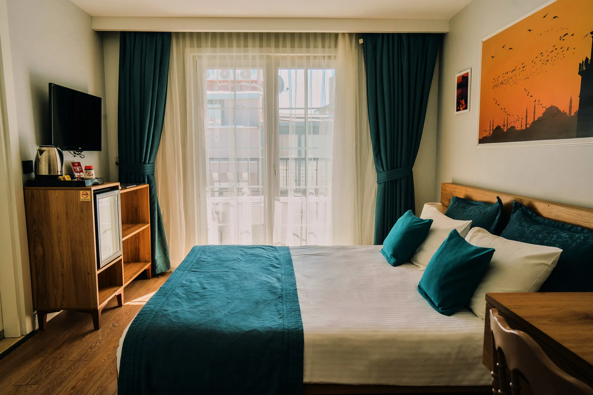 Ferforje balkonda oturma alanı