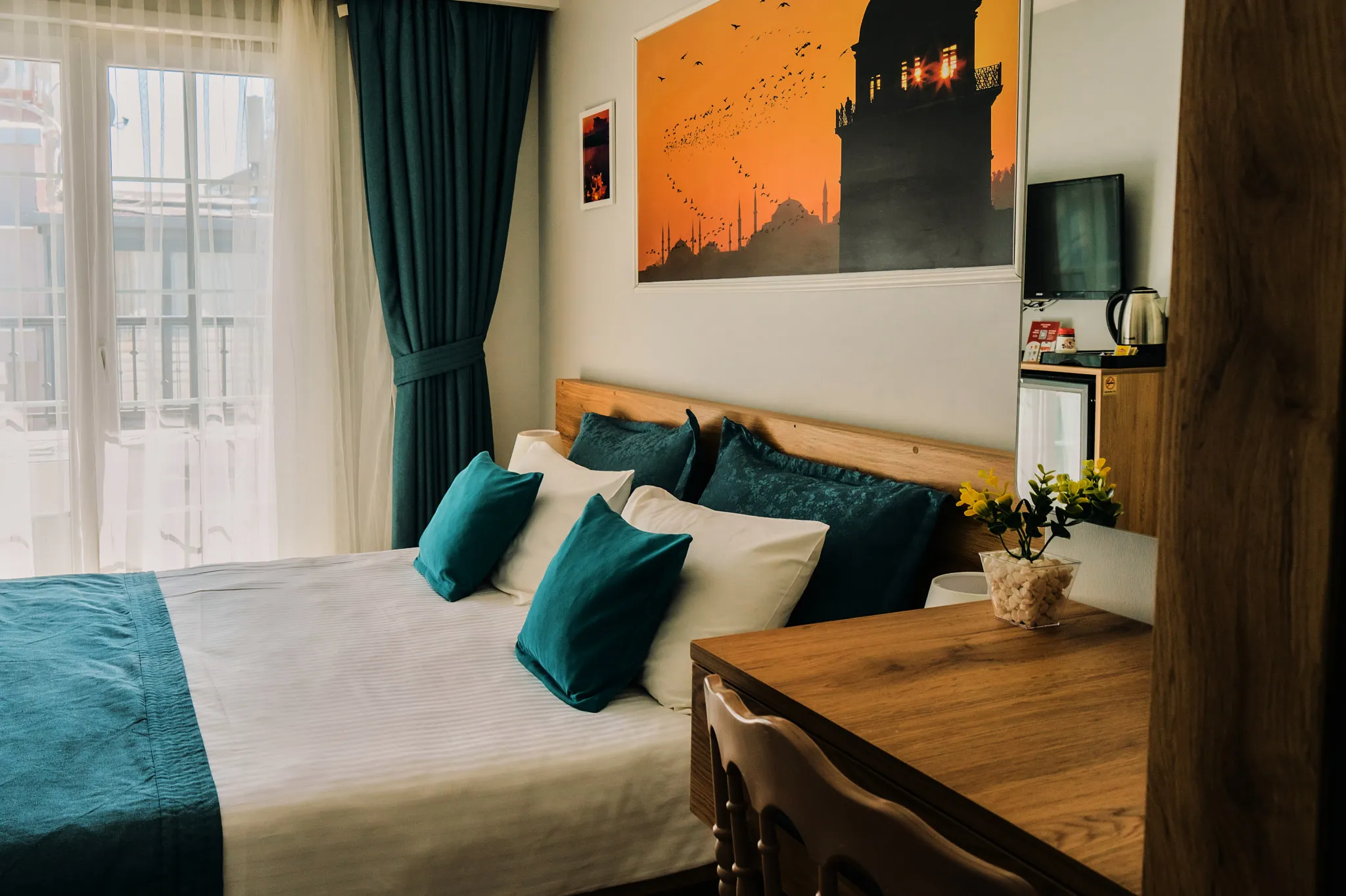 Beyaz tül ve kadife perde detayları