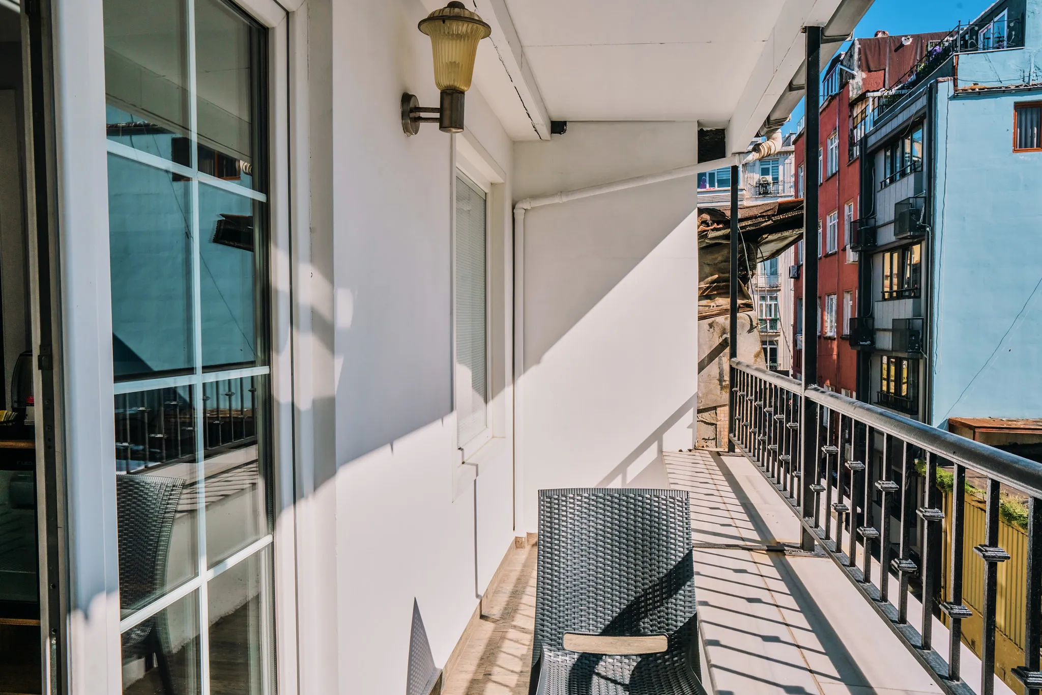 Geniş cam kapılar ve şehir manzarası